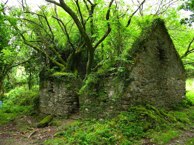 Una casa sul Kerry Way, sentiero tra Sneem e Kenmare in Irlanda - i posti abbandonati più belli del mondo