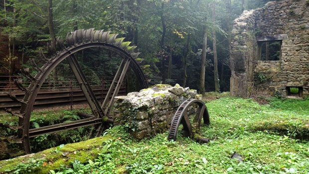Un mulino abbandonato in francia - i posti abbandonati più belli del mondo