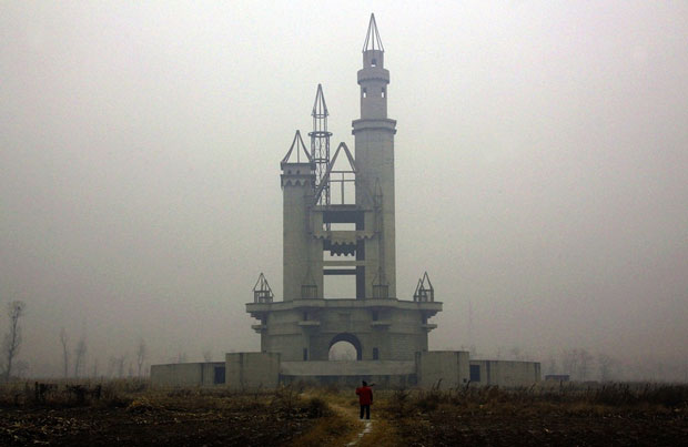 Un parco Disneyland rimasto incompleto vicino a Pechino in Cina - i posti abbandonati più belli del mondo