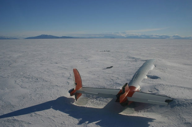I resti di un aereo a McMurdo Sound in Antartide - i posti abbandonati più belli del mondo
