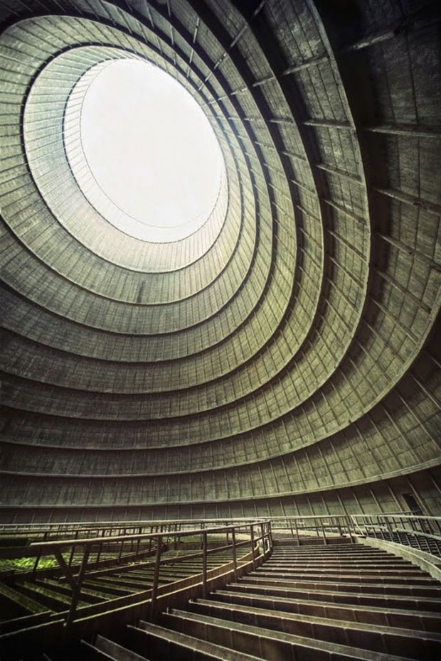 Una torre di raffredamento in un power plant - i posti abbandonati più belli del mondo 