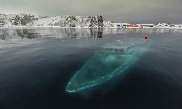 Lo yacht Sunken nell’Antartico - i posti abbandonati più belli del mondo