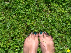 piedi nudi erba